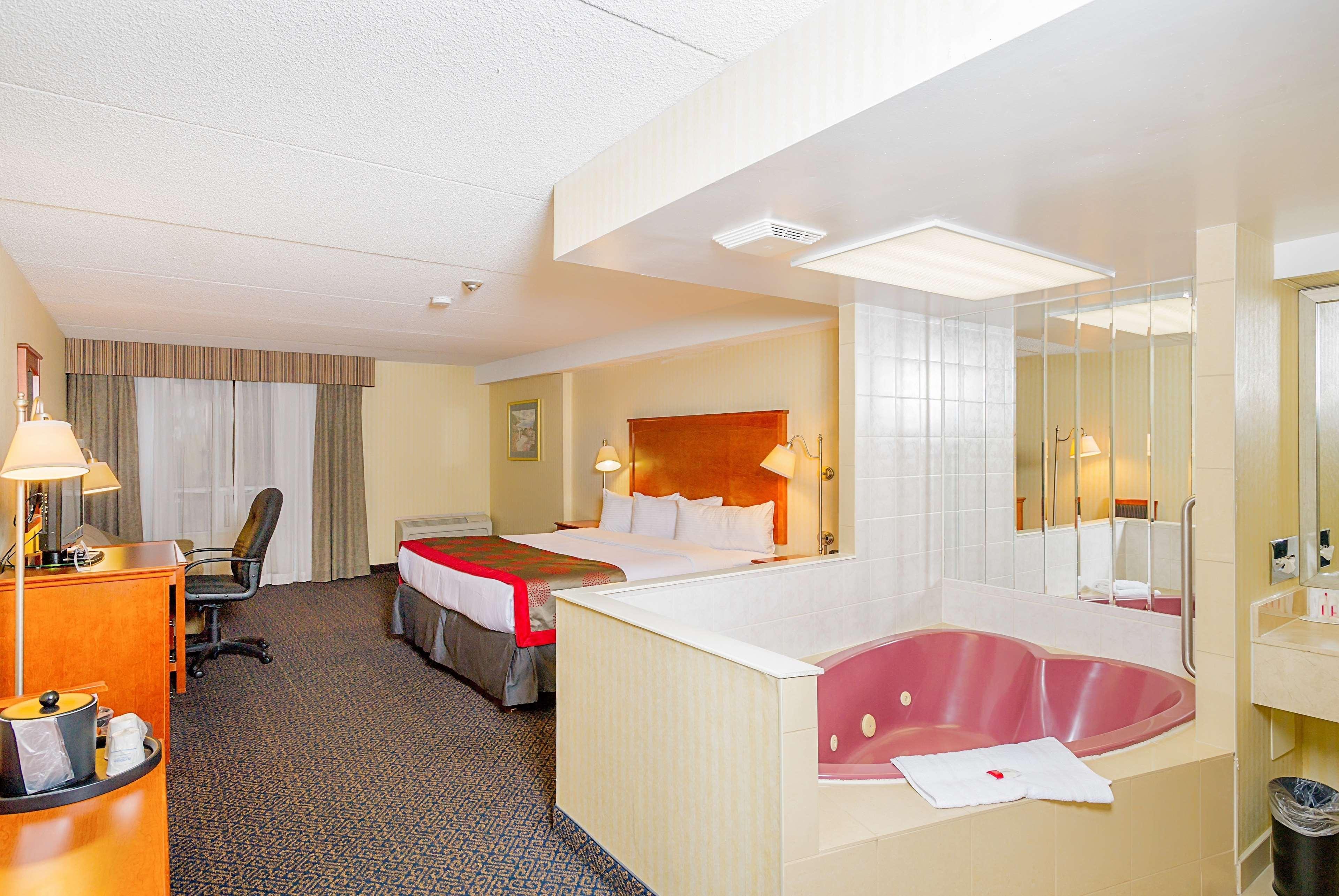 Ramada By Wyndham Niagara Falls By The River Екстериор снимка