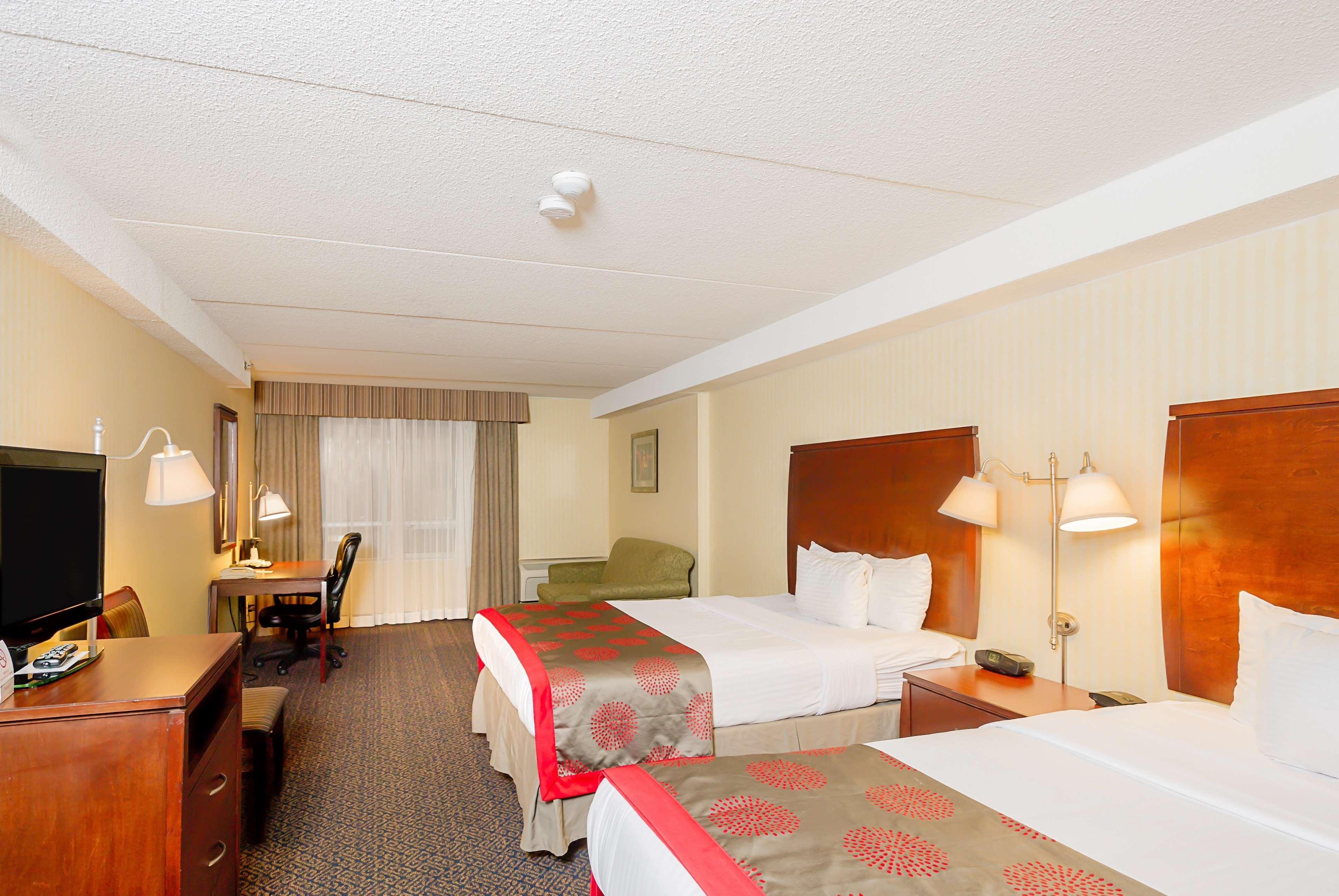 Ramada By Wyndham Niagara Falls By The River Екстериор снимка