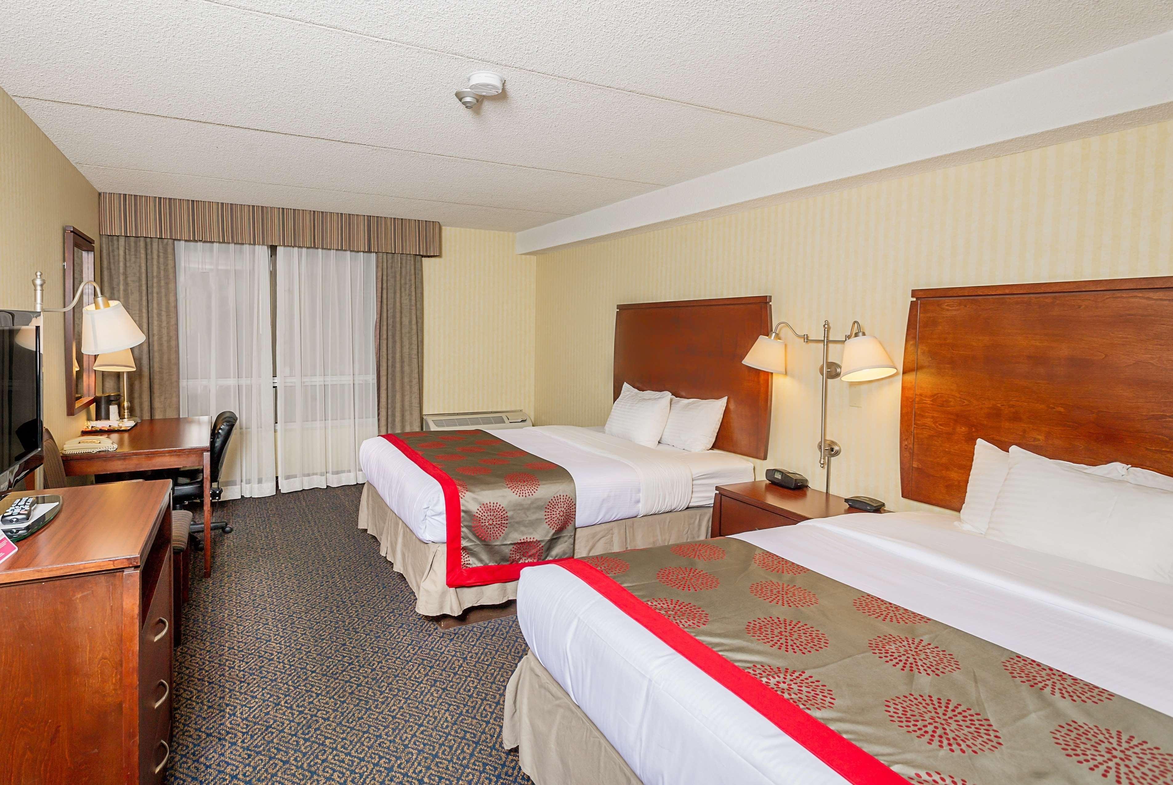 Ramada By Wyndham Niagara Falls By The River Екстериор снимка