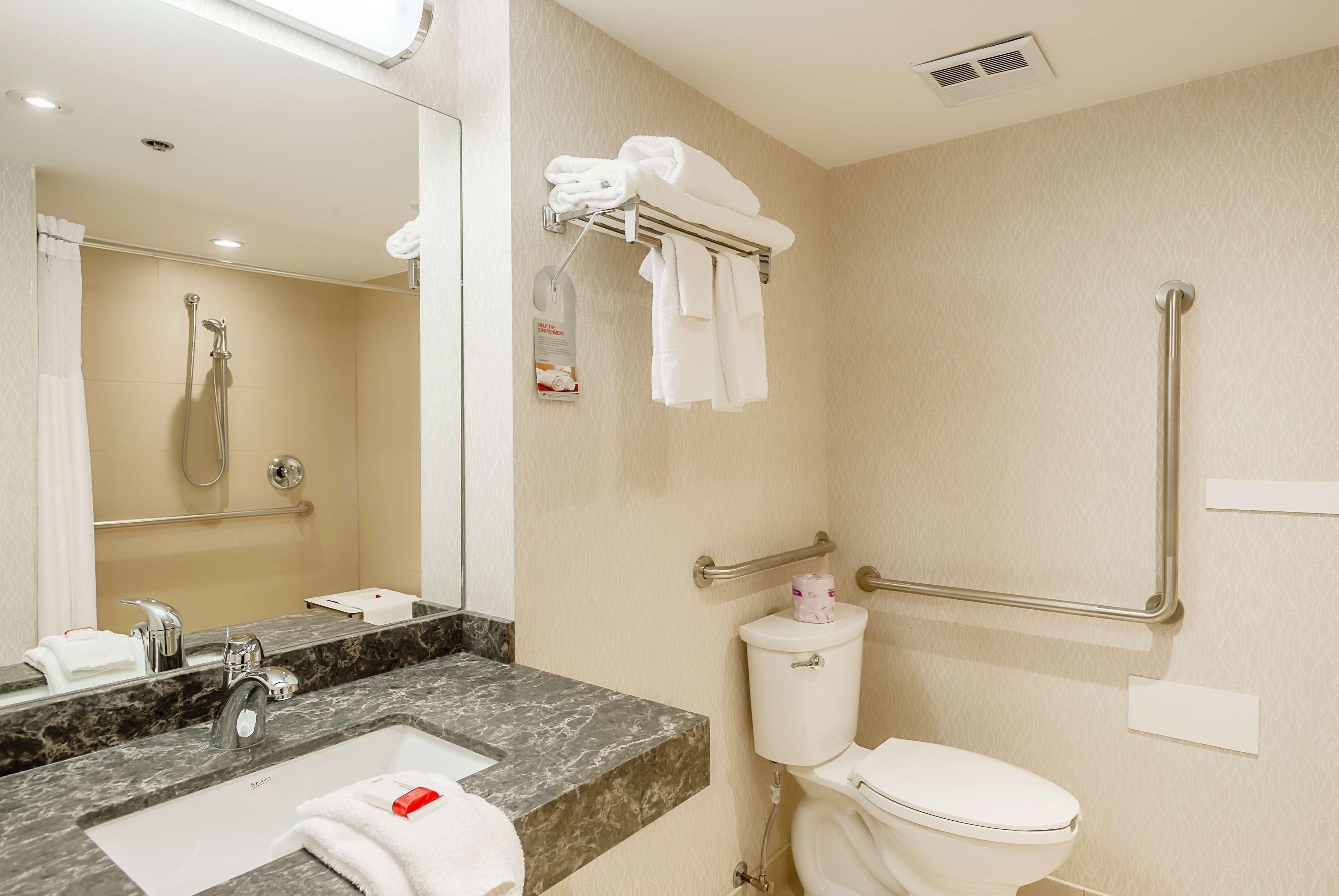 Ramada By Wyndham Niagara Falls By The River Екстериор снимка