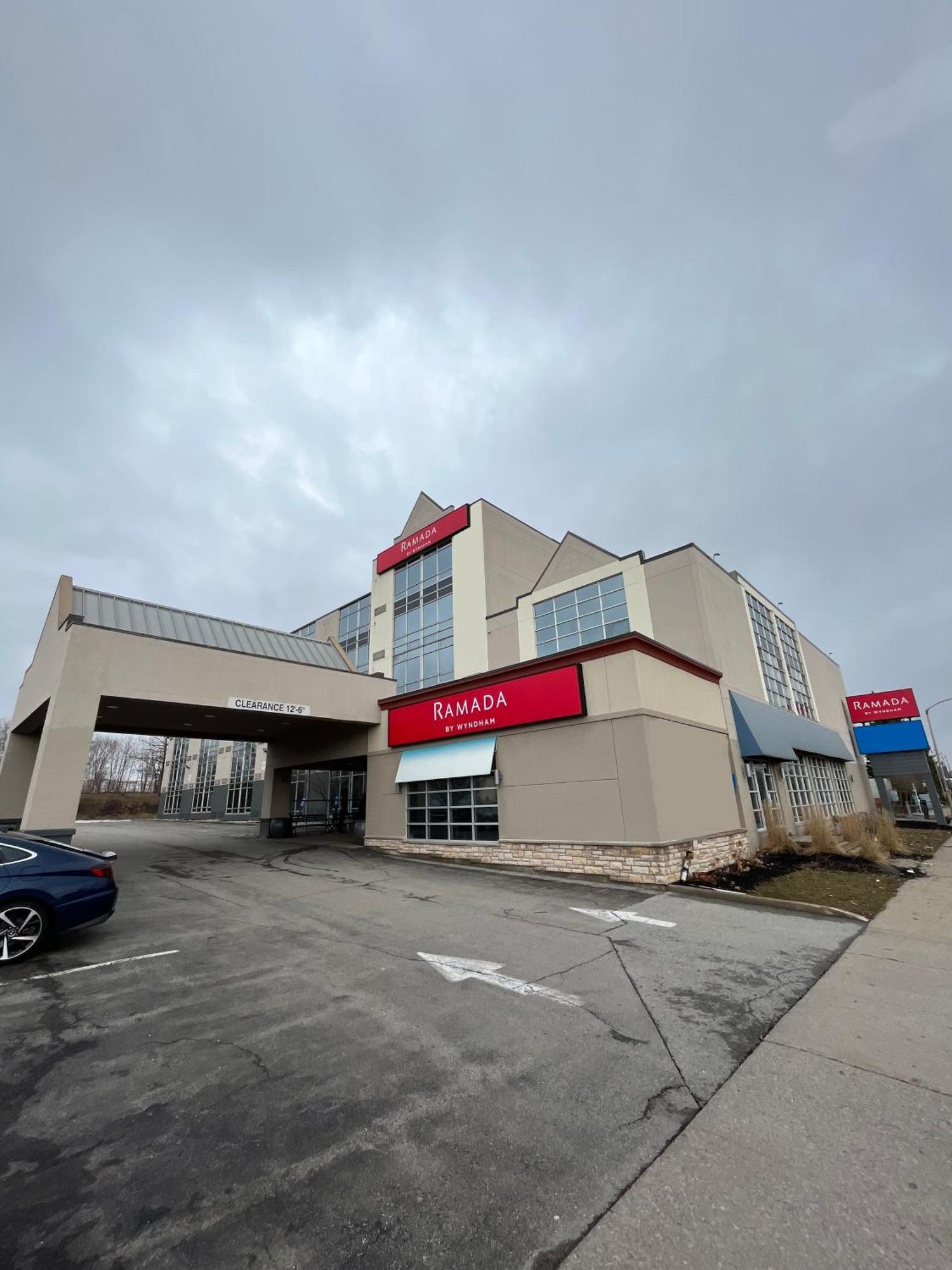 Ramada By Wyndham Niagara Falls By The River Екстериор снимка
