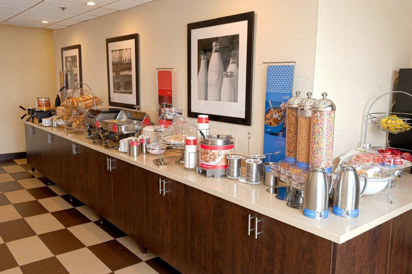 Ramada By Wyndham Niagara Falls By The River Екстериор снимка