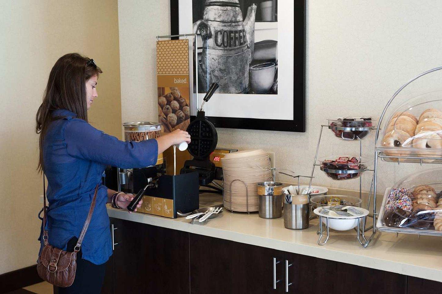 Ramada By Wyndham Niagara Falls By The River Екстериор снимка