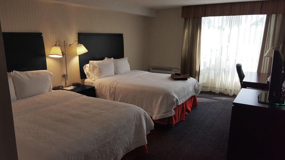Ramada By Wyndham Niagara Falls By The River Екстериор снимка
