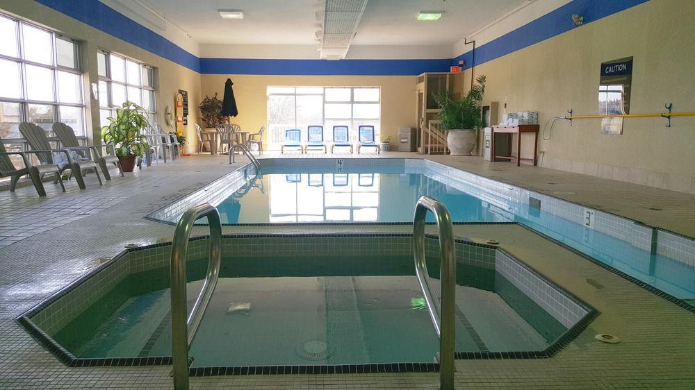 Ramada By Wyndham Niagara Falls By The River Екстериор снимка