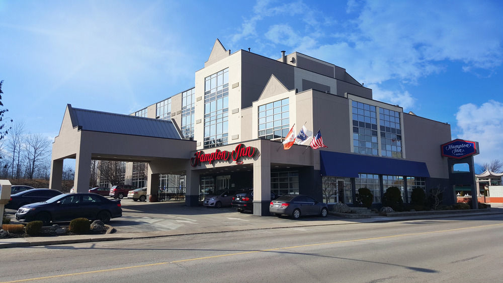 Ramada By Wyndham Niagara Falls By The River Екстериор снимка