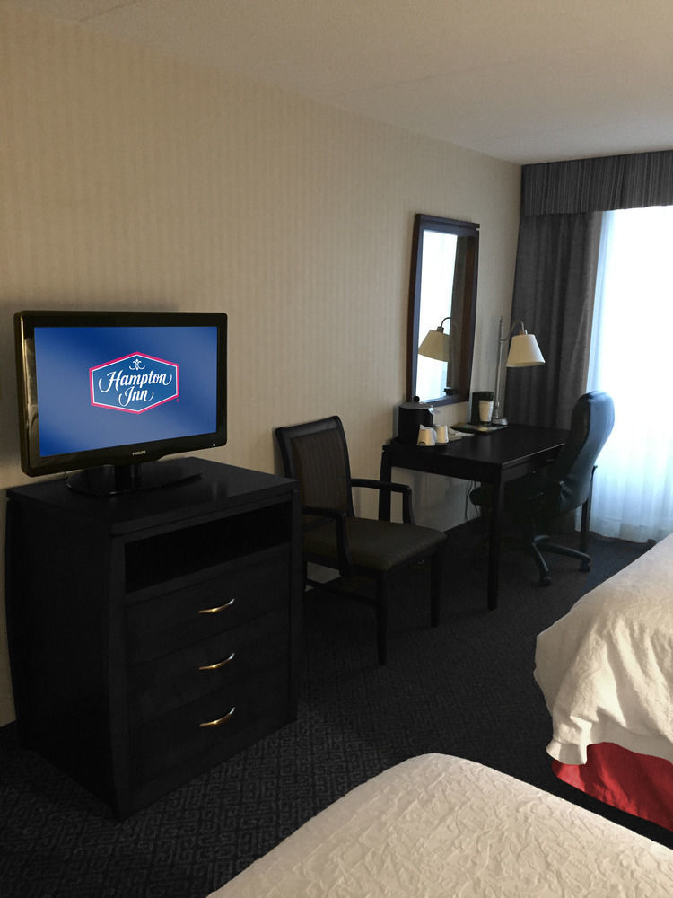 Ramada By Wyndham Niagara Falls By The River Екстериор снимка