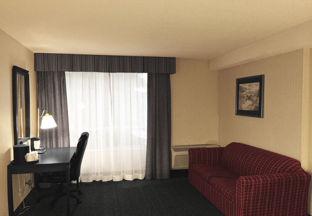 Ramada By Wyndham Niagara Falls By The River Екстериор снимка