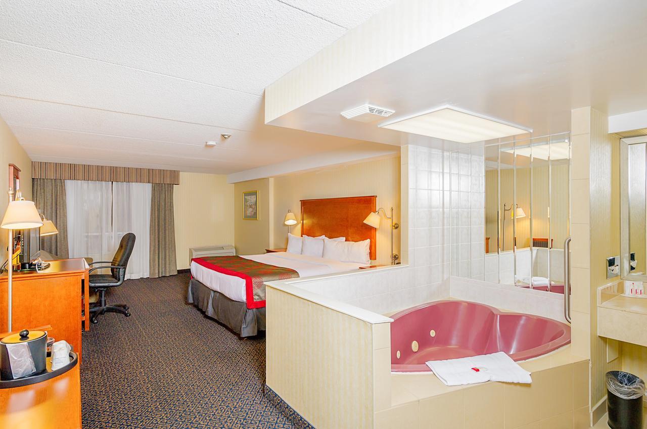 Ramada By Wyndham Niagara Falls By The River Екстериор снимка