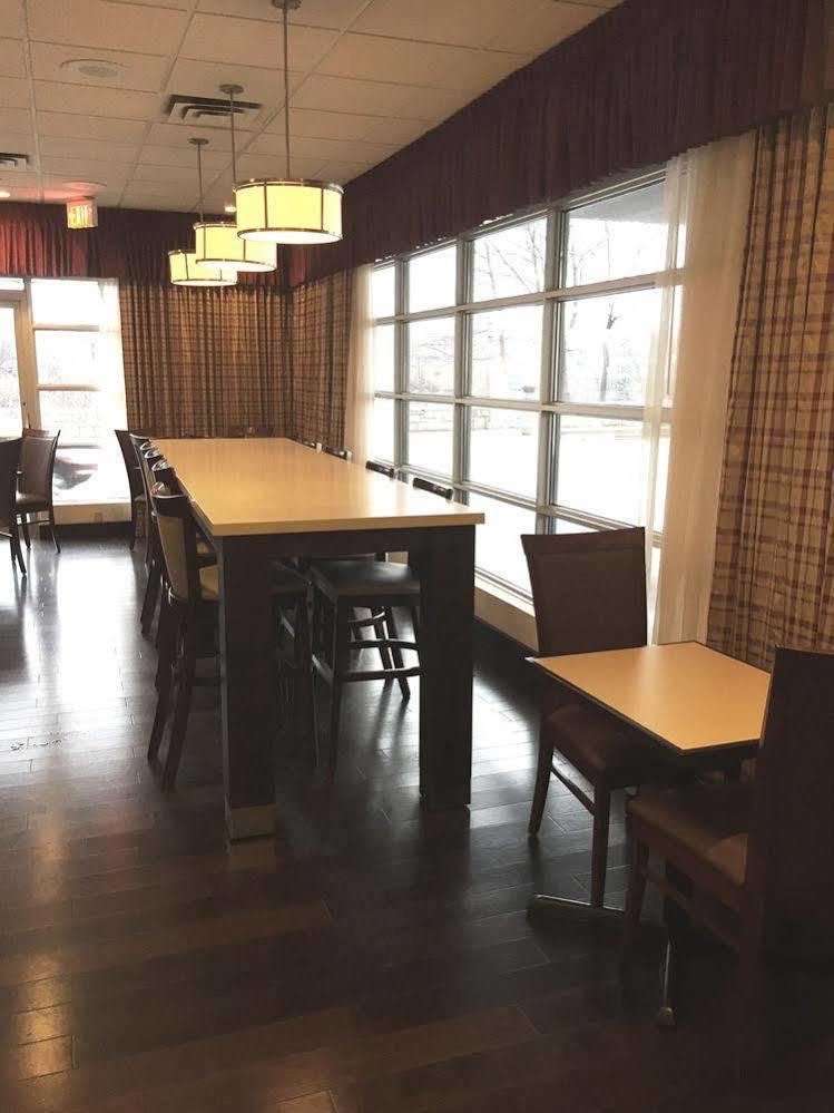 Ramada By Wyndham Niagara Falls By The River Екстериор снимка
