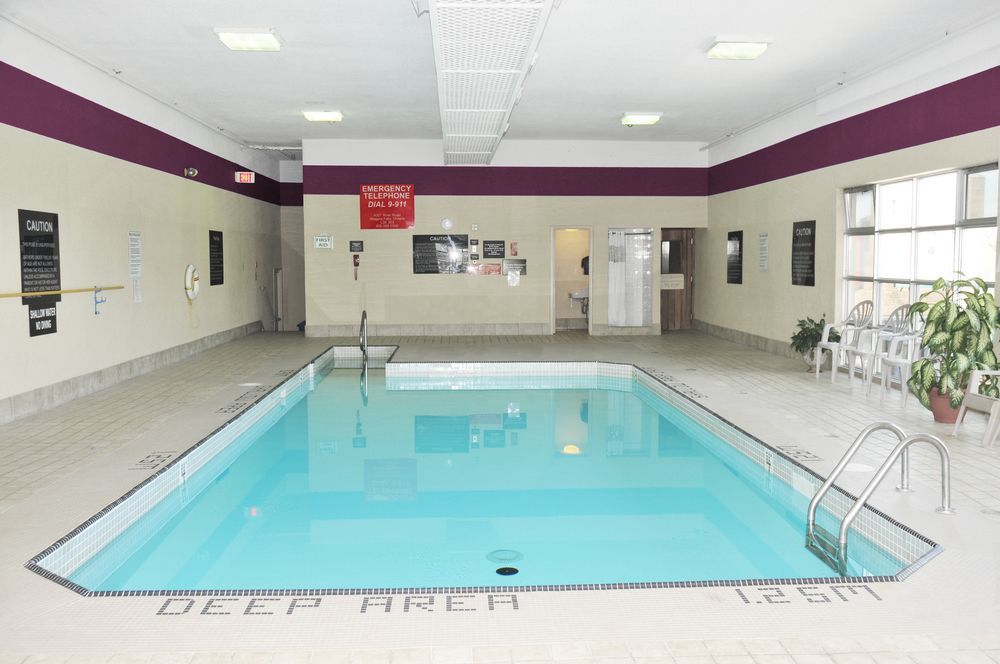 Ramada By Wyndham Niagara Falls By The River Екстериор снимка