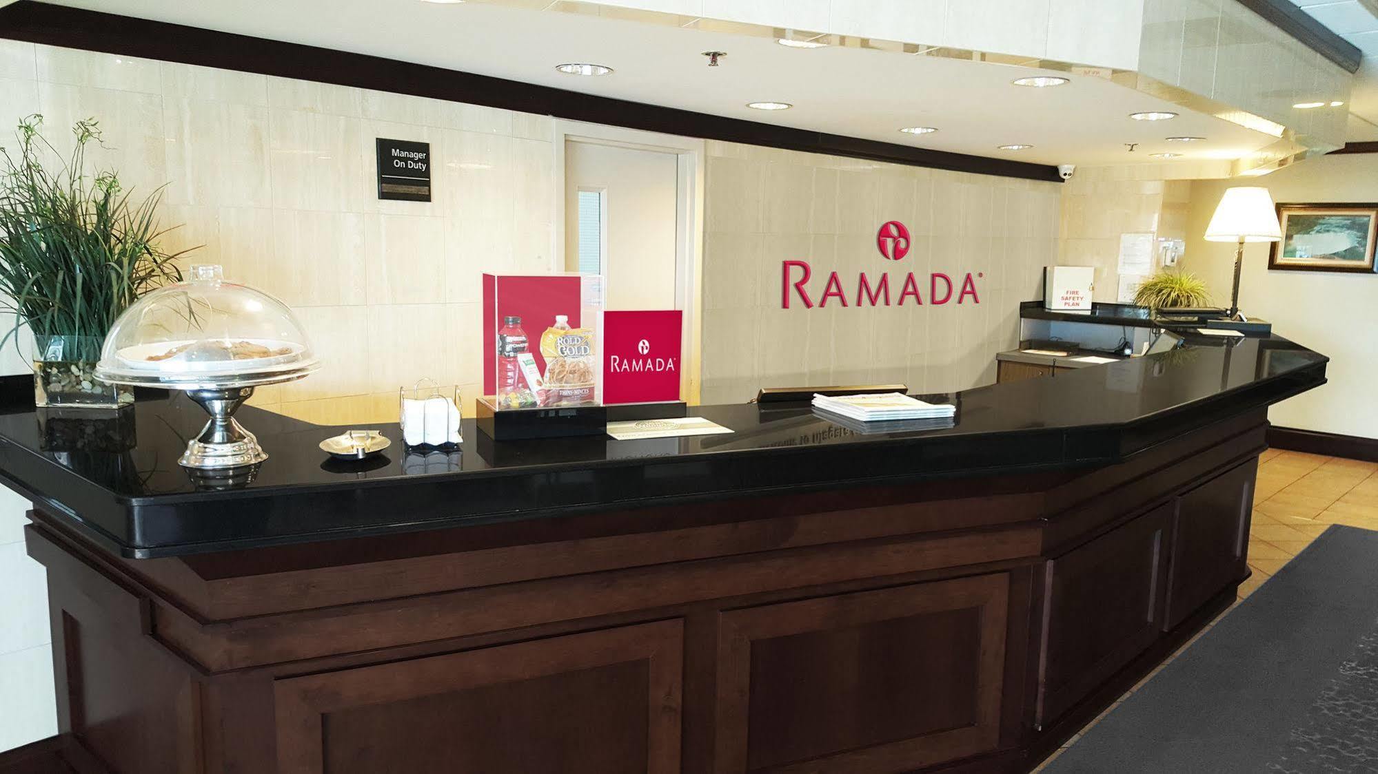Ramada By Wyndham Niagara Falls By The River Екстериор снимка